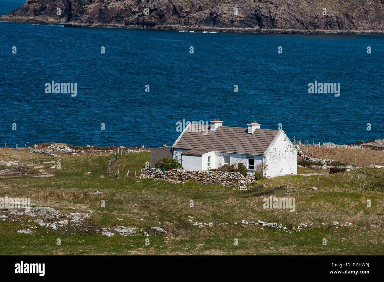 Tipica casa Irlandese vicino alla strada 'Atlantic Drive' vicino Doagh, Letterkenny, County Donegal, Repubblica di Irlanda, Europa Foto Stock