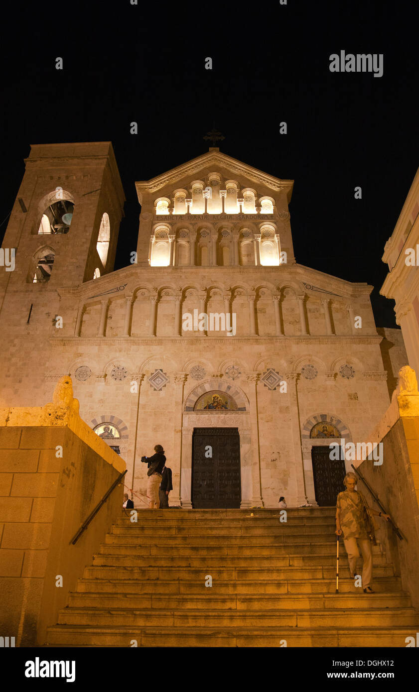 Cattedrale di Cagliari di notte in Sardegna Foto Stock