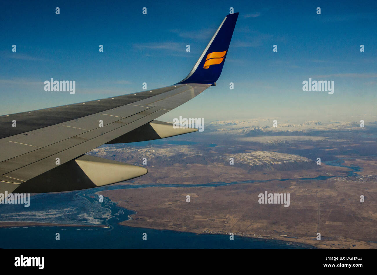 Ala di un aereo oltre il sud dell'Islanda, approccio di atterraggio a Reykjavik, Südisland, Islanda Foto Stock