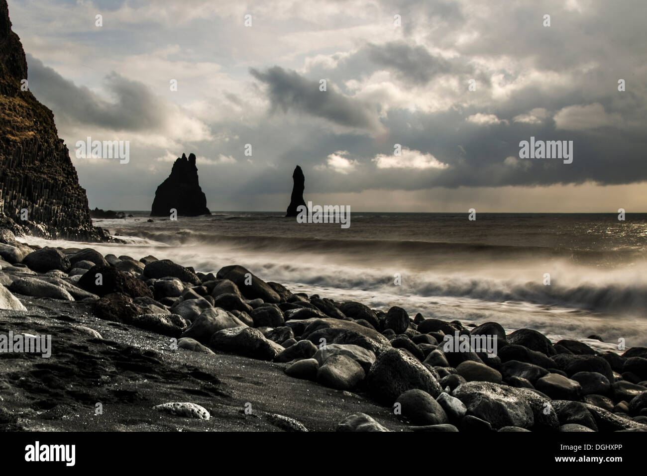 Reynisdrangar, basalto nero mare pile, spiaggia nera, Reynisdrangar, Vík í Mýrdal, Regione meridionale Islanda Foto Stock