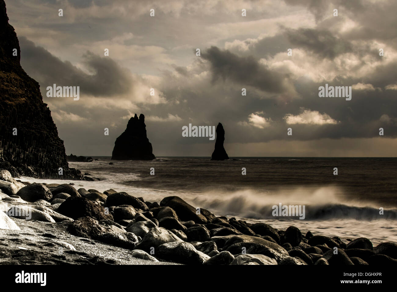 Reynisdrangar, basalto nero mare pile, spiaggia nera, Reynisdrangar, Vík í Mýrdal, Regione meridionale Islanda Foto Stock