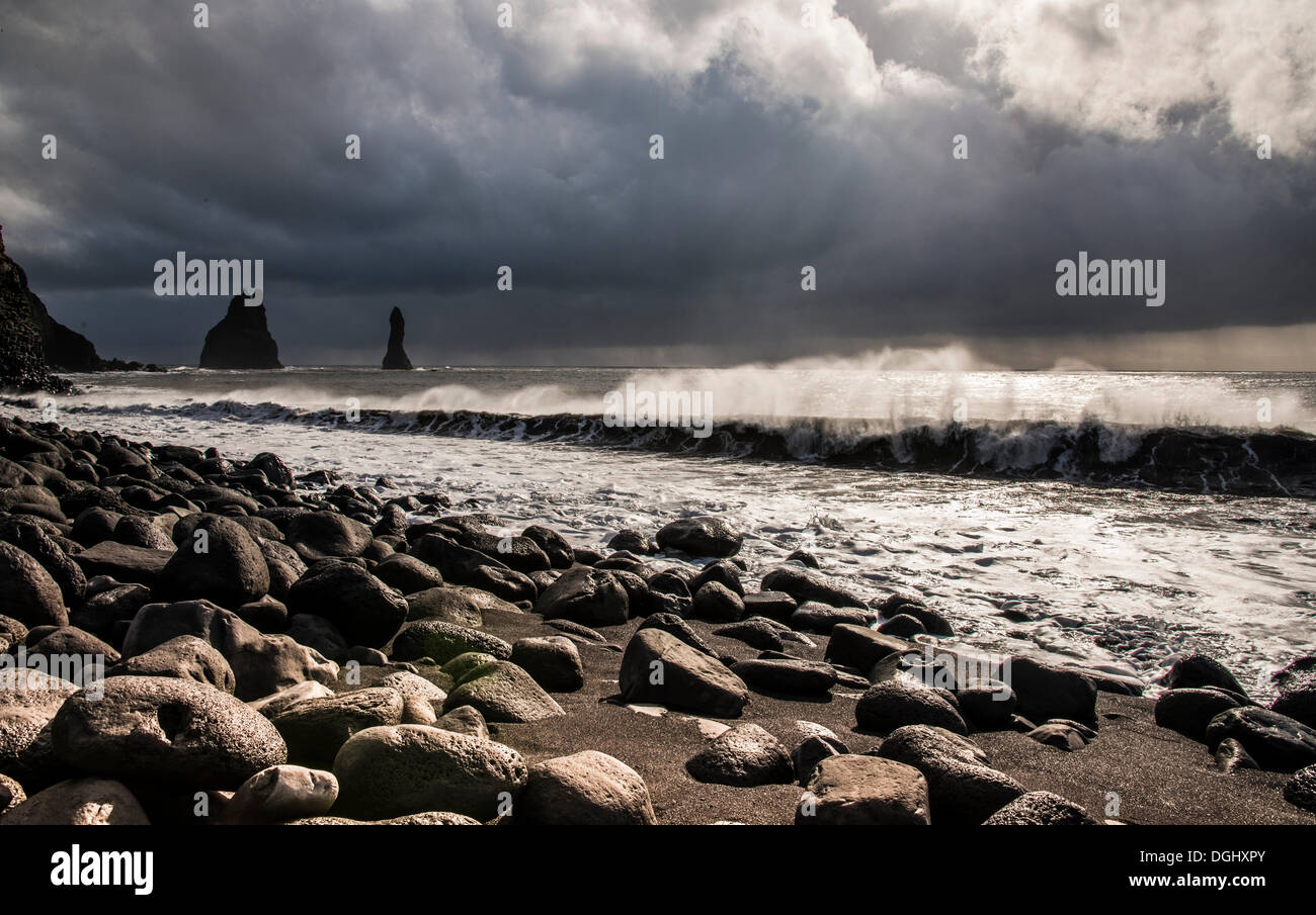 Reynisdrangar, basalto nero mare pile, spiaggia nera, Reynisdrangar, Vík í Mýrdal, Regione meridionale Islanda Foto Stock