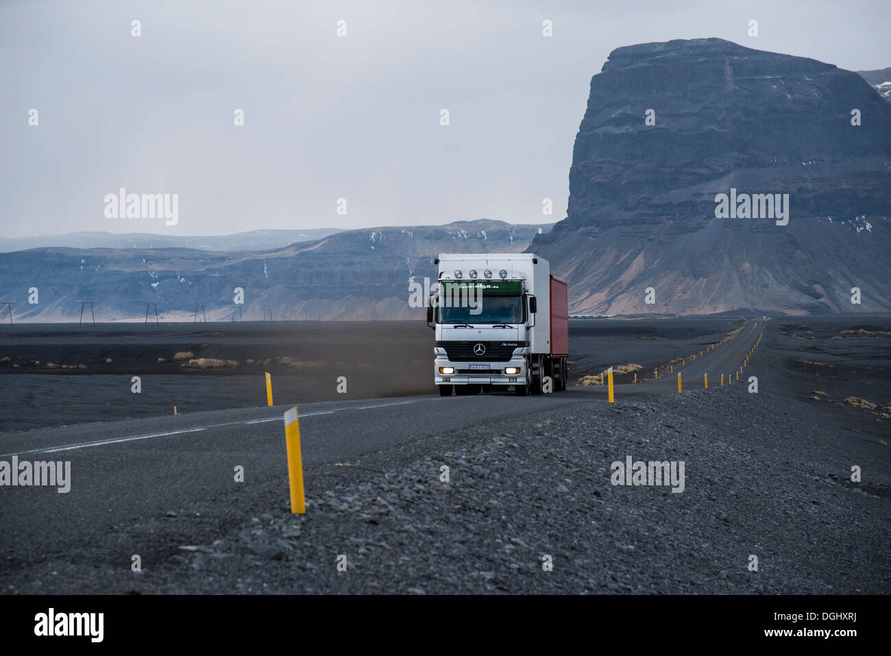 La guida di automezzi pesanti lungo la Hringvegur o Ring Road, Skeiðarársandur, Sudurland, Islanda Foto Stock