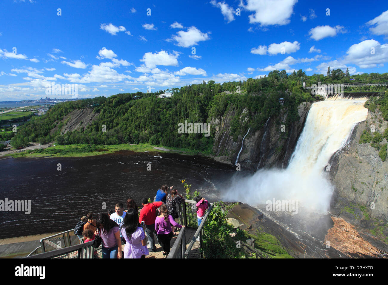 I turisti sulla piattaforma di osservazione a Montmorency Falls, Quebec, Canada Foto Stock
