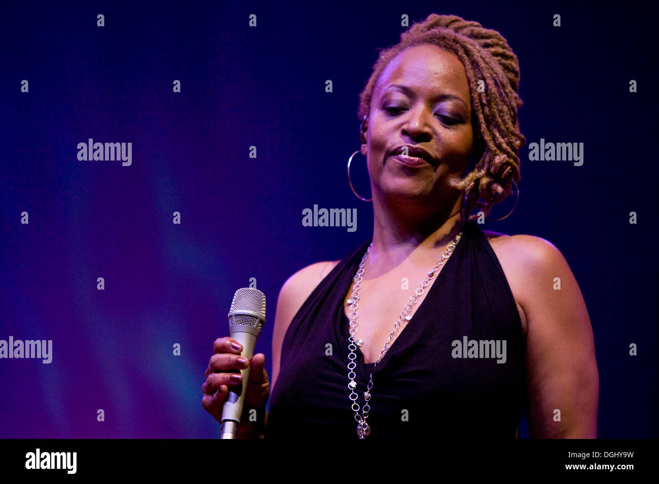 Noi la cantante jazz Cassandra Wilson live in Lucerna sala concerti del KKL a sfera blu Festival, Lucerna, Svizzera Foto Stock