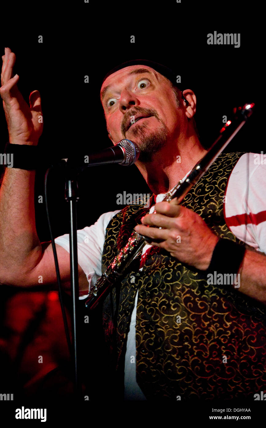British multi strumentista e cantante Ian Anderson, Jethro Tull, live al Blue Balls Festival di Lucerna concert hall di Foto Stock