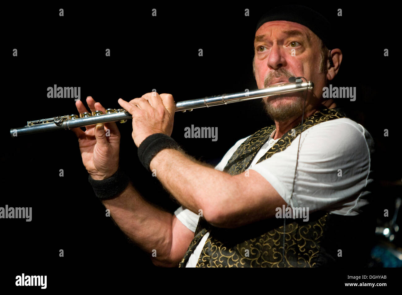 British multi strumentista e cantante Ian Anderson, Jethro Tull, live al Blue Balls Festival di Lucerna concert hall di Foto Stock