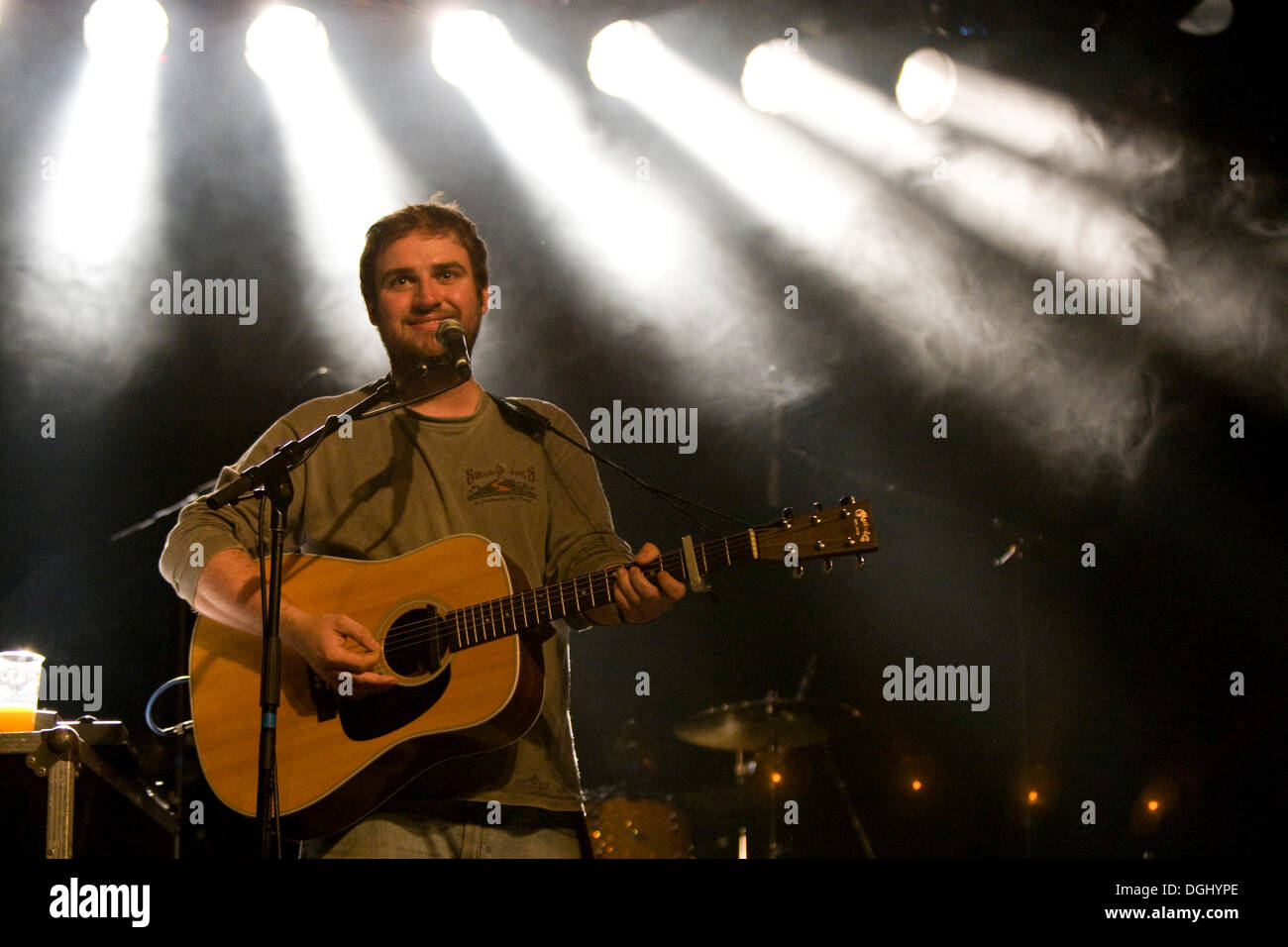 Il cantante britannico e il cantautore Johnny Lynch, aka The Pictish Trail live in Schueuer concert hall di Lucerna, Svizzera Foto Stock