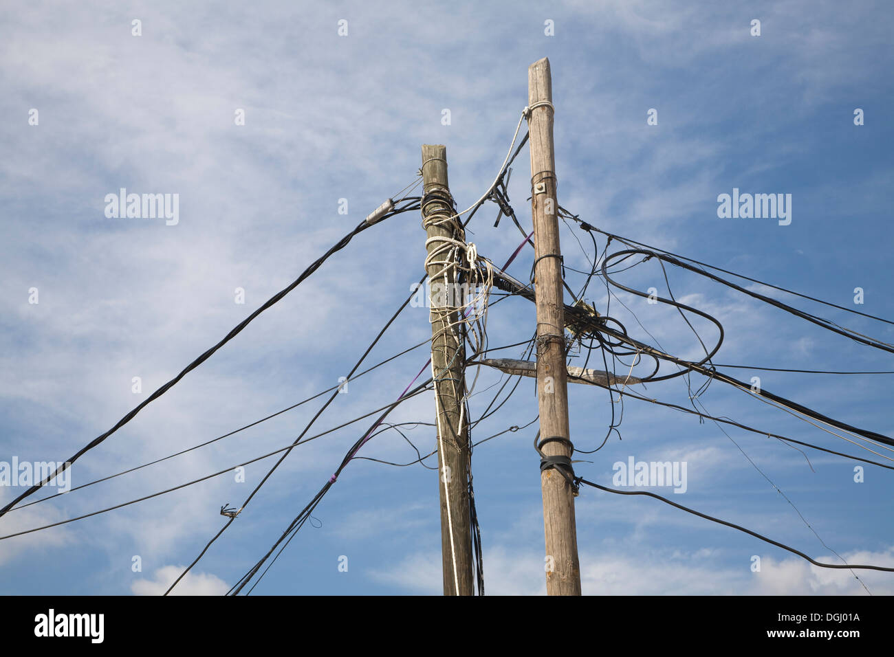 Confuso groviglio elettricità cavi della linea telefonica telegrafo polo blu cielo Foto Stock