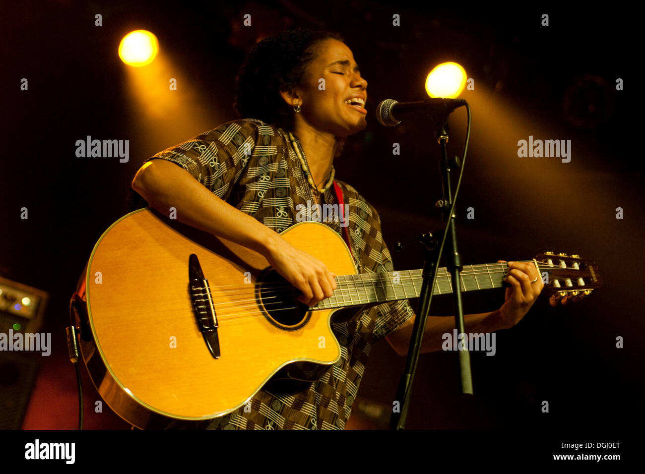 Nneka, Nigerian hip-hop-anima cantautore, con sede in Amburgo, vivono nel Schueuer, Lucerna, Svizzera Foto Stock