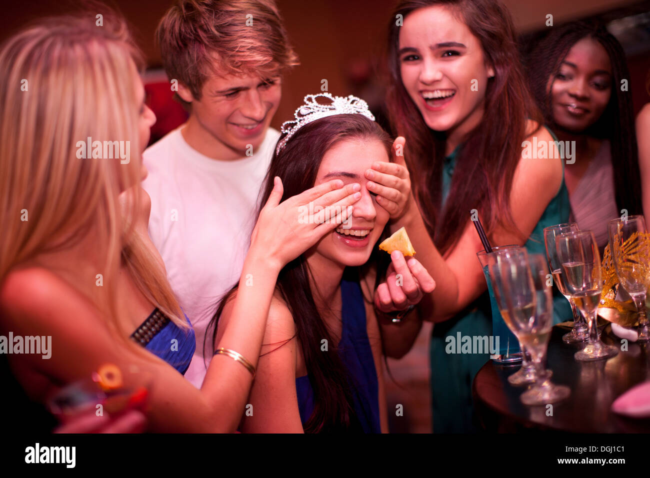 Le giovani donne a giocare il gioco da bere al partito di gallina Foto Stock