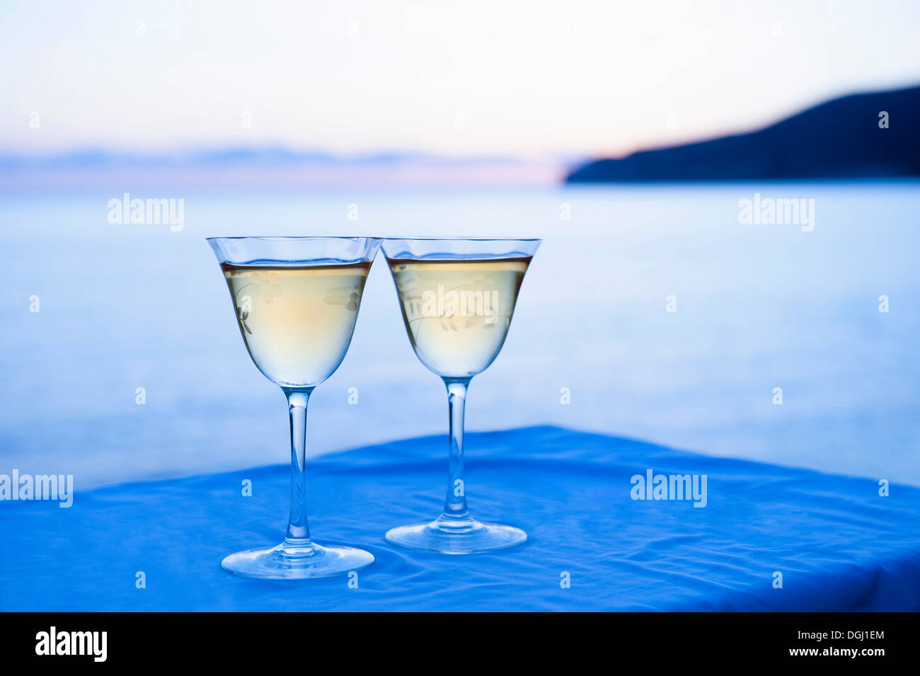 Due bicchieri di vino con il mare in background Foto Stock