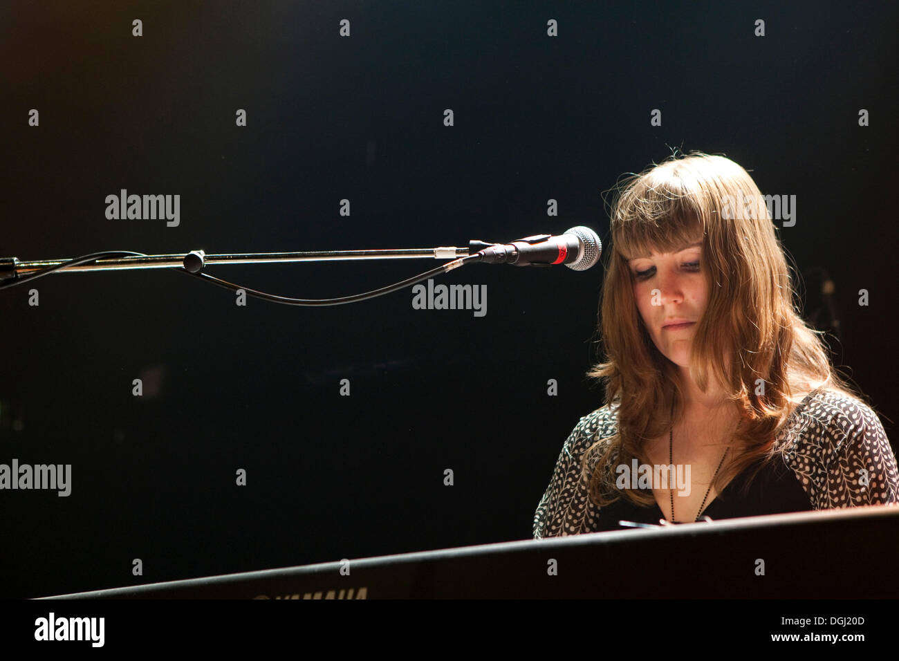 Gli Stati Uniti dark-folk cantautore Emily Jane White con band dal vivo nella sede Treibhaus, Lucerna, Svizzera Foto Stock