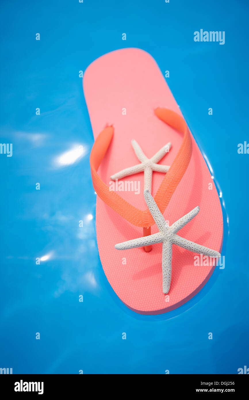 Un rosso flip flop in acqua Foto Stock