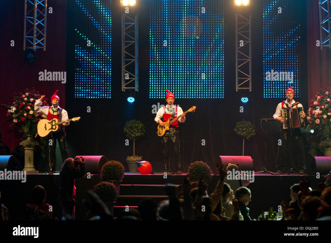 Austriaco di musica folk e pop gruppo Die jungen Aurine suonare dal vivo presso il decimo Schlager-Night nel nuovo Festival Allmend Foto Stock