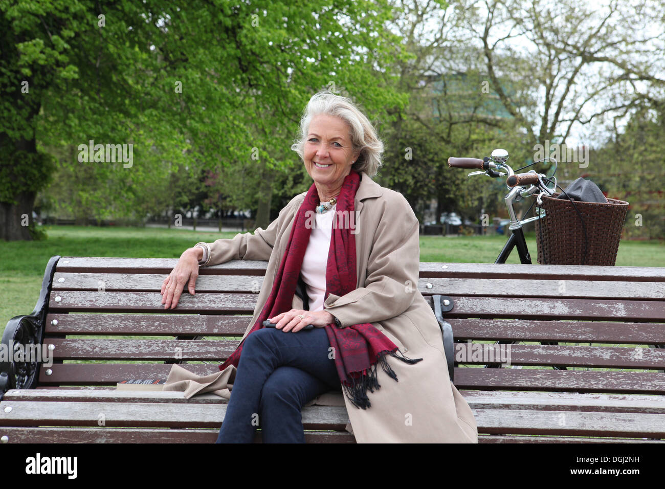 Senior donna seduta su una panchina nel parco, ritratto Foto Stock