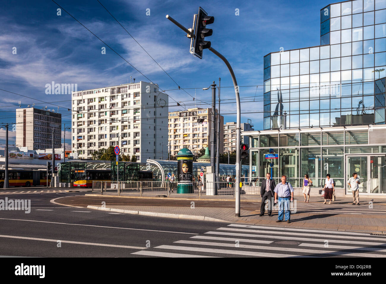 Tipico dell Europa dell est del centro città di estate street scene a Plac Bankowy a Varsavia. Foto Stock