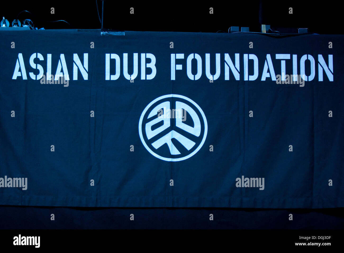 Logo della British alternativa elettronica band Asian Dub Foundation Soundcheck all aria aperta in Sempach-Neuenkirch, Lucerna Foto Stock