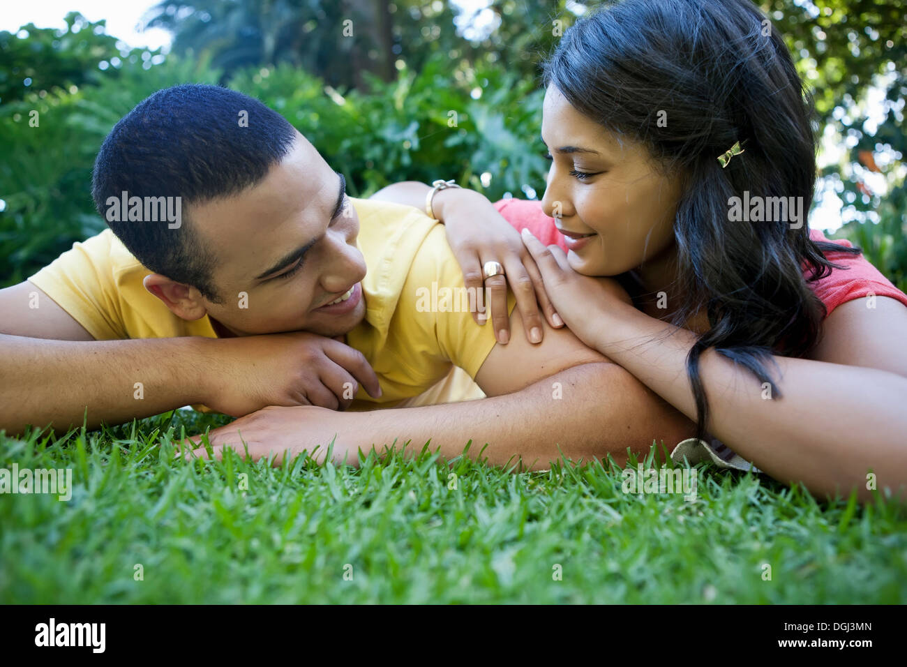 Coppia giovane sdraiato sull'erba Foto Stock