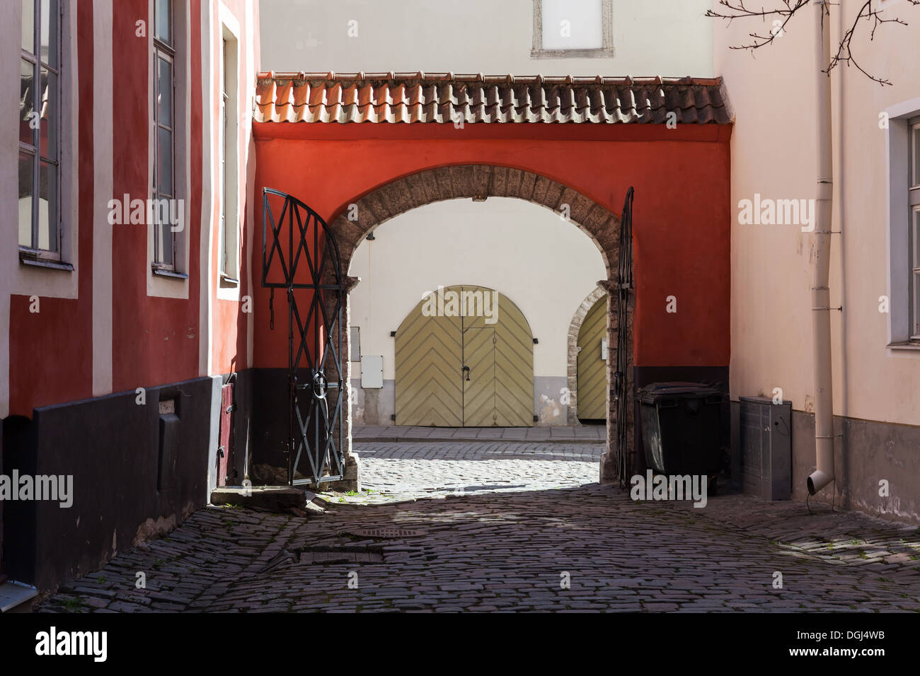 La città vecchia di Tallinn, frammento di strada con arco rosso e il cancello di legno Foto Stock