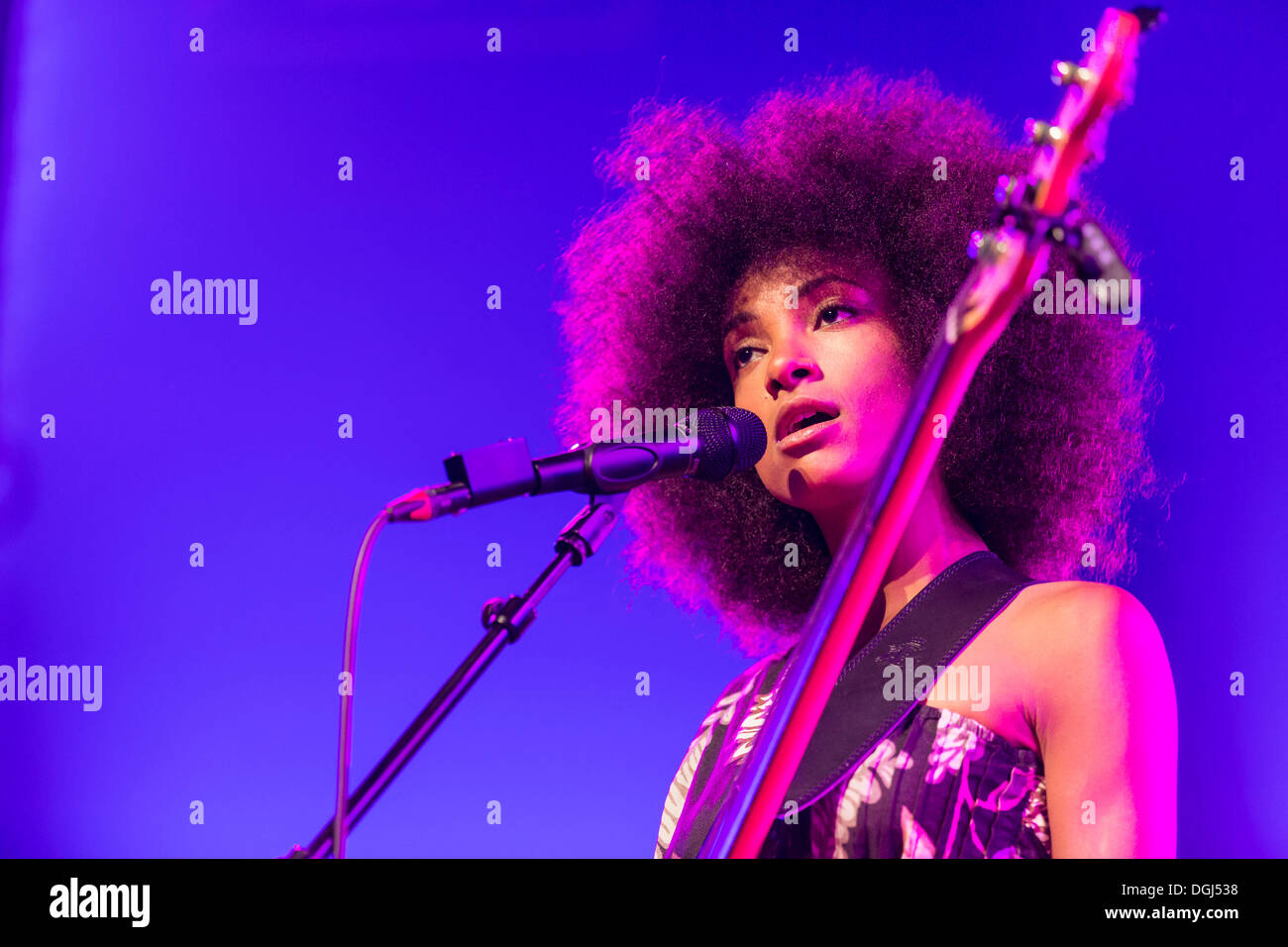 La American musicista jazz e il vincitore del Grammy Award Esperanza Spalding live in Luzernersaal al KKL Foto Stock