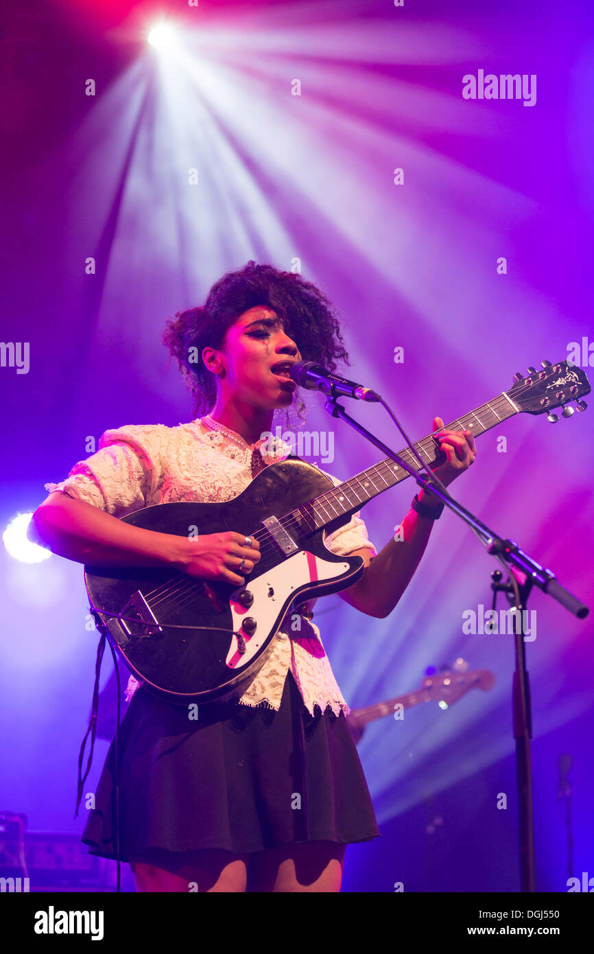 Il folk inglese e anima cantante, compositore, il chitarrista e il pianista Lianne La Havas suonare dal vivo presso il Municipio di Lucerna del Foto Stock