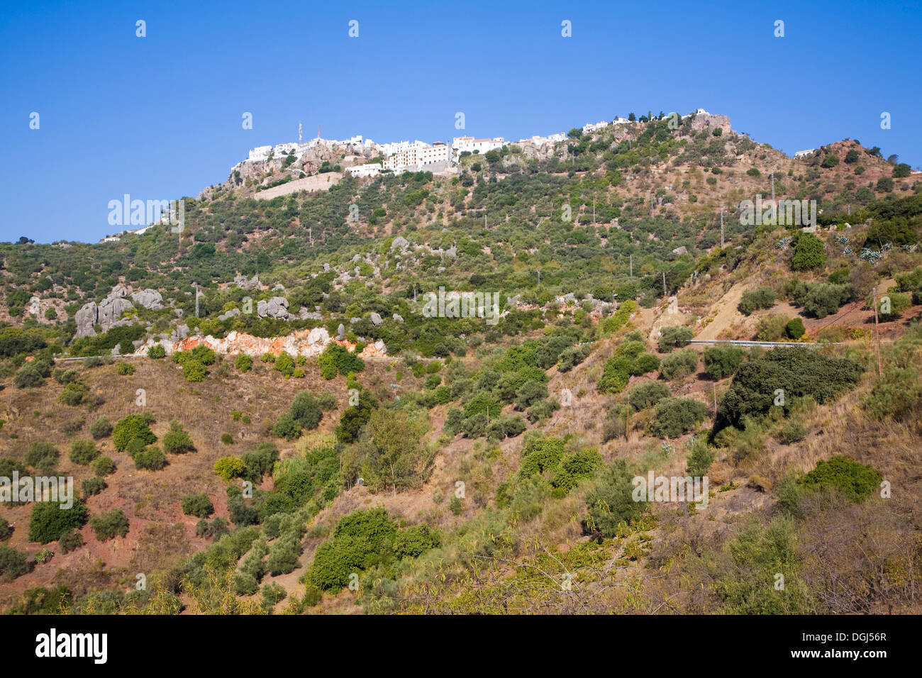 Vista verso la cima della montagna villaggio moresco di Comares, provincia di Malaga, Spagna Foto Stock