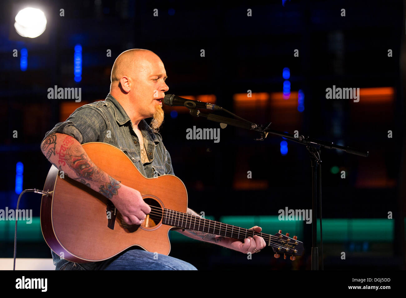 Il cantante irlandese e cantautore Mike Bartlett performing live davanti al KKL Plaza al Blue Balls Festival di Lucerna Foto Stock