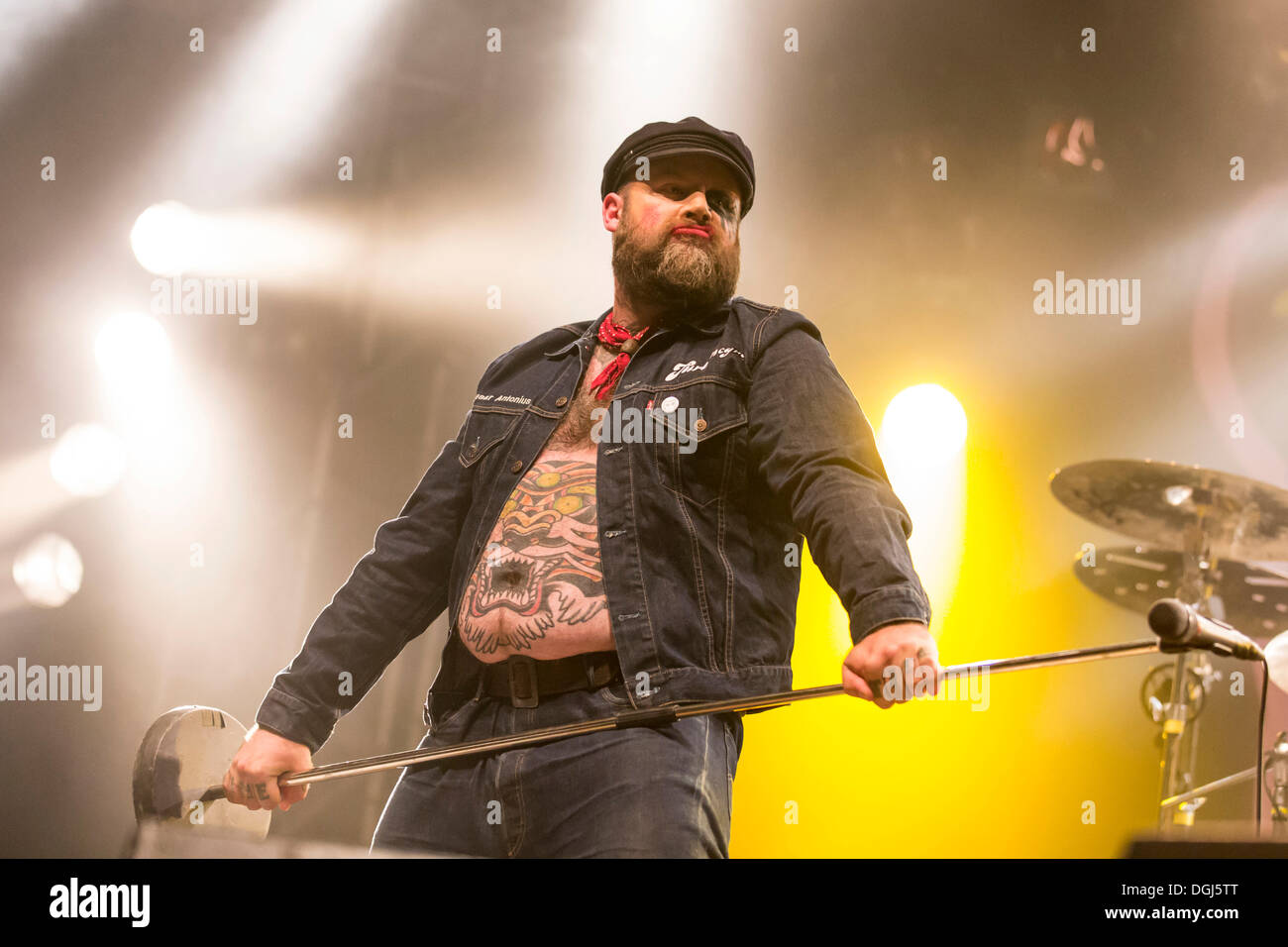 Il cantante e frontman Tony Sylvester dal norvegese heavy metal e rock e punk band Turbonegro performing live a Heitere Open Foto Stock