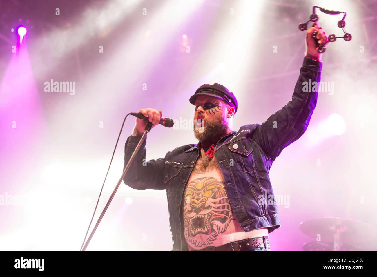 Il cantante e frontman Tony Sylvester dal norvegese heavy metal e rock e punk band Turbonegro performing live a Heitere Open Foto Stock