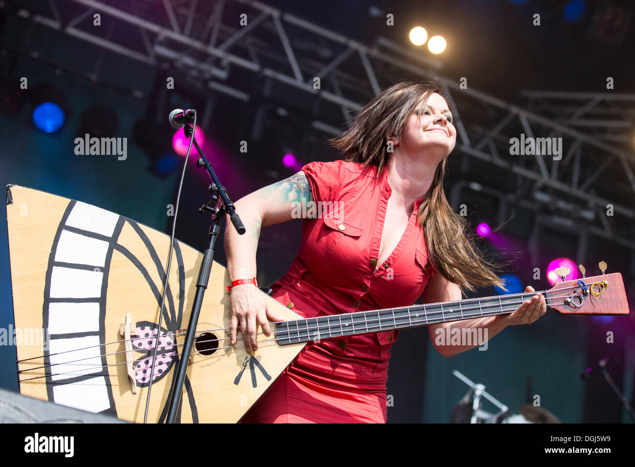 Marianne Sveen con una balalaika dal norvegese ragazza Katzenjammer band suonare dal vivo presso Heitere Open air di Zofingen Foto Stock
