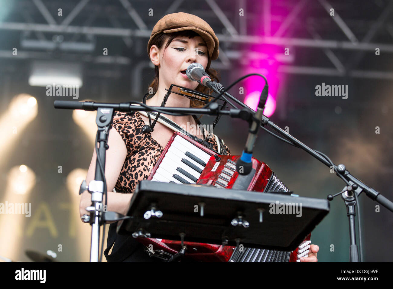 Anne Marit Bergheim con una fisarmonica da norvegese ragazza Katzenjammer band suonare dal vivo presso Heitere Open air di Zofingen Foto Stock