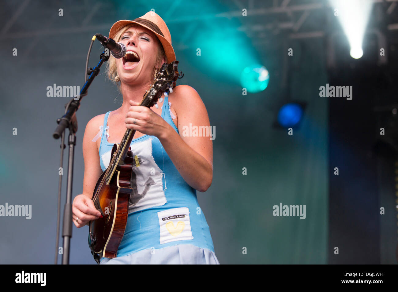 Turid Jørgensen con un mandolino dal norvegese ragazza Katzenjammer band suonare dal vivo presso Heitere Open air di Zofingen Foto Stock