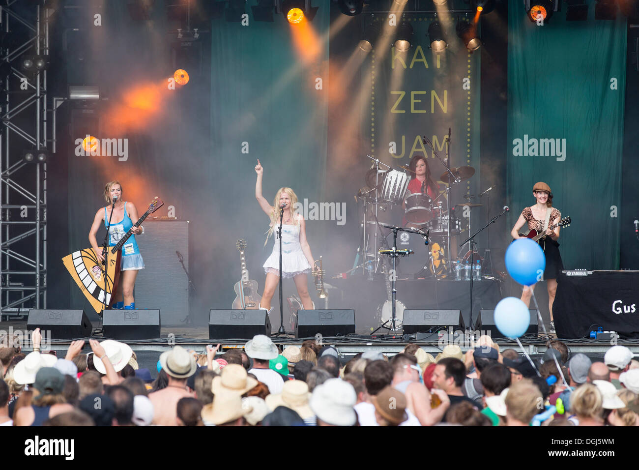 Ragazza norvegese Katzenjammer band suonare dal vivo presso Heitere Open air di Zofingen Argovia, Svizzera, Europa Foto Stock