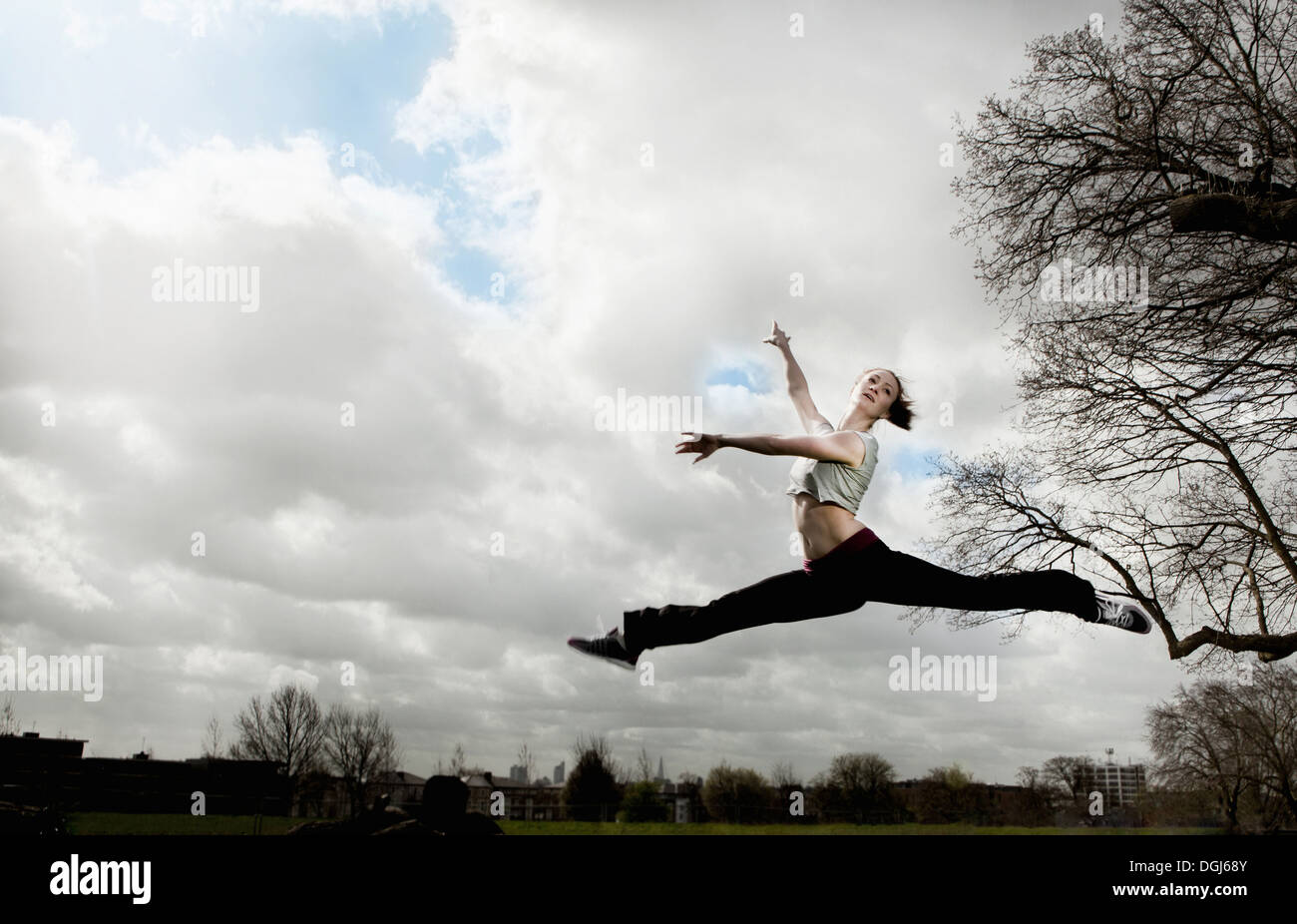 Donna facendo ballet leap Foto Stock