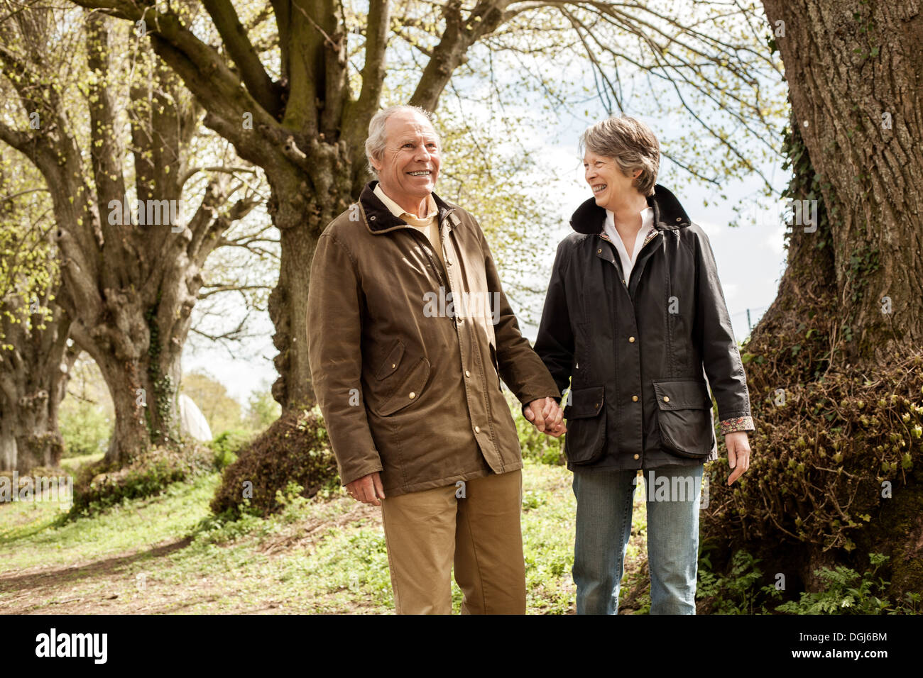 Il marito e la moglie si tengono per mano a camminare nel parco Foto Stock