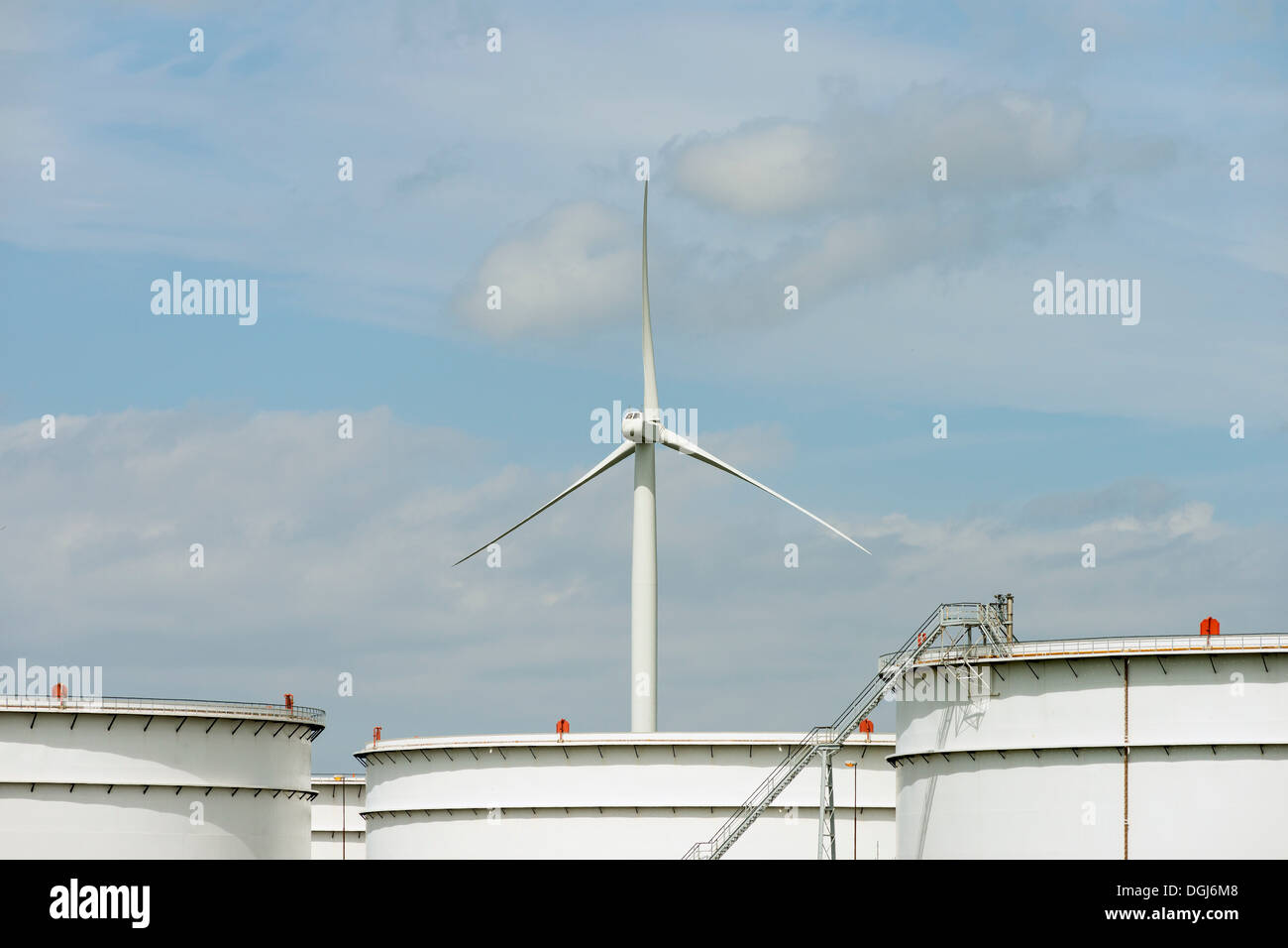 Stoccaggio di olio e la turbina eolica nel porto di Rotterdam, Olanda Foto Stock