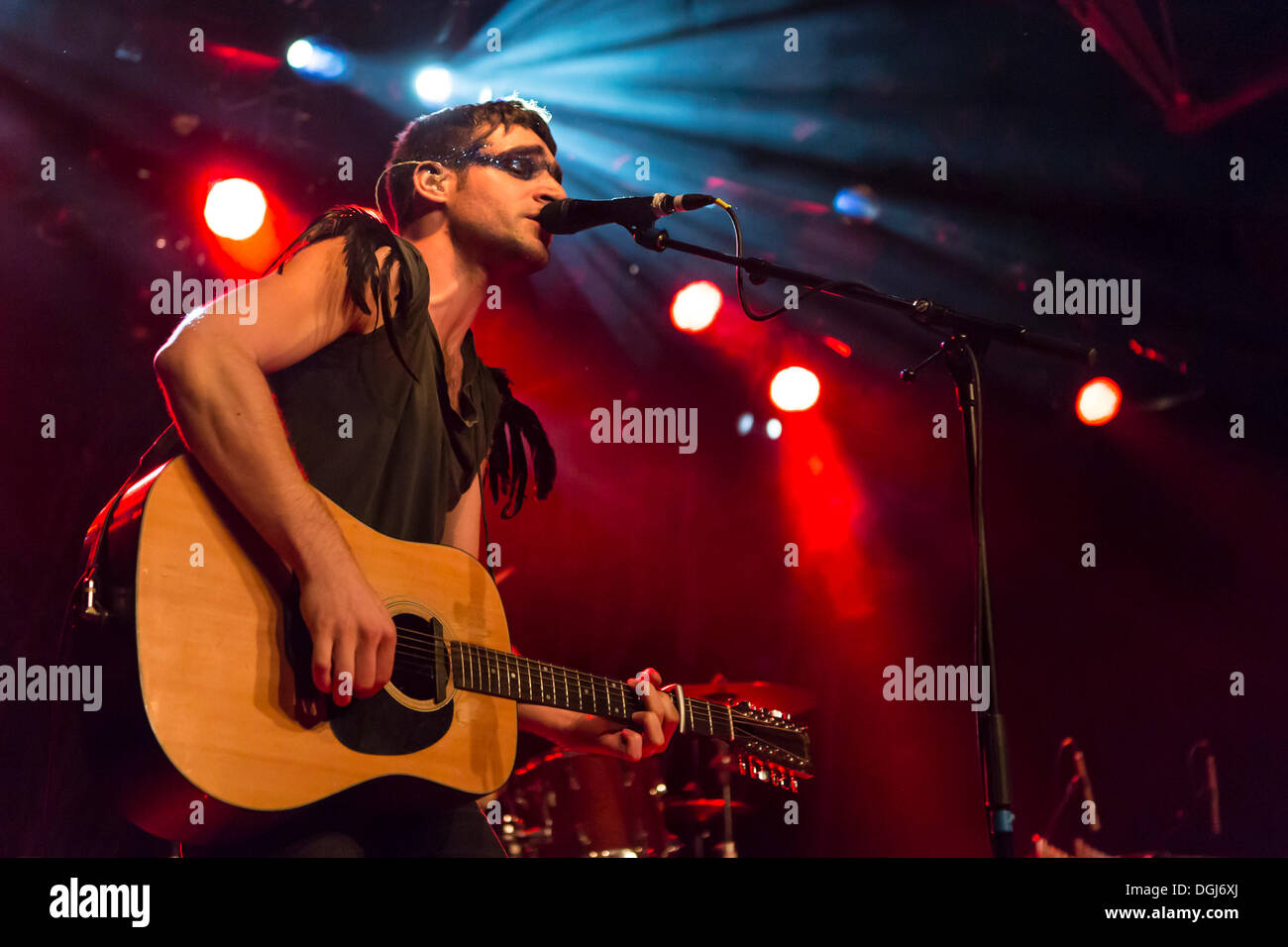 Il cantante Thom Luz dalla Swiss indie rock band il mio cuore appartiene a Cecilia inverno performing live in Schueuer concert hall Foto Stock