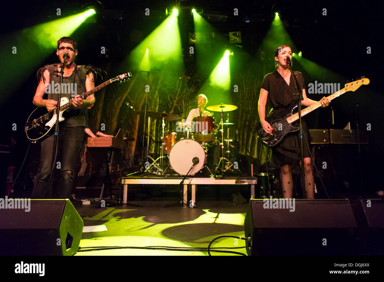 Swiss indie rock band il mio cuore appartiene a Cecilia inverno performing live in Schueuer concert hall, Lucerna, Svizzera Foto Stock
