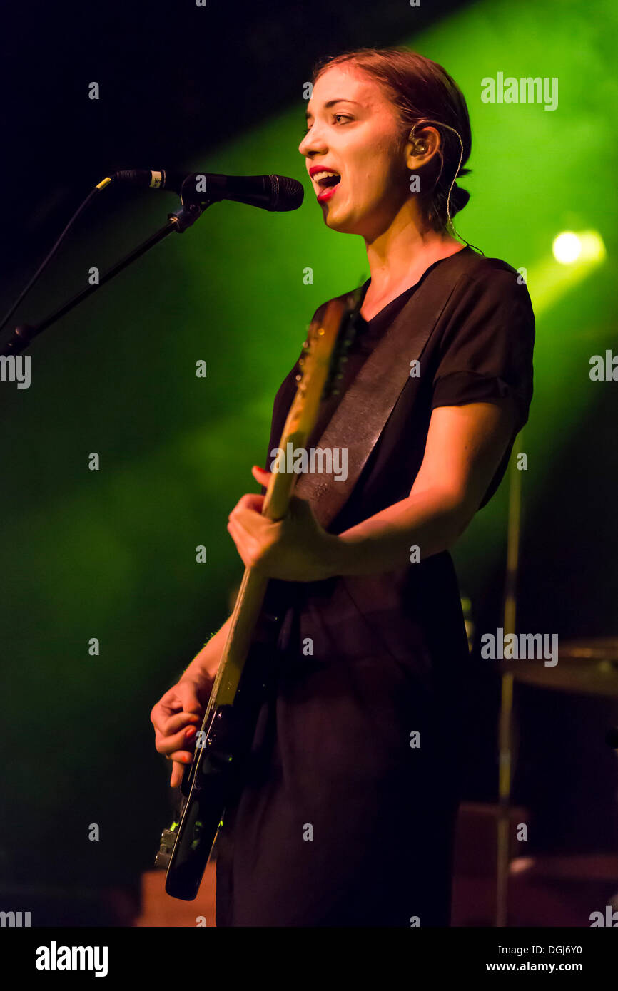 Il bassista Betty Fischer dalla Swiss indie rock band il mio cuore appartiene a Cecilia inverno performing live in concerto Schueuer Foto Stock
