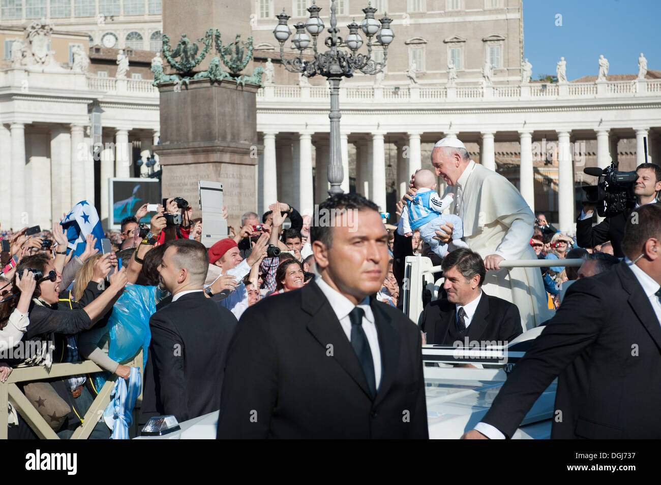 Papa Francesco saluta i fedeli in Piazza San Pietro. Foto Stock