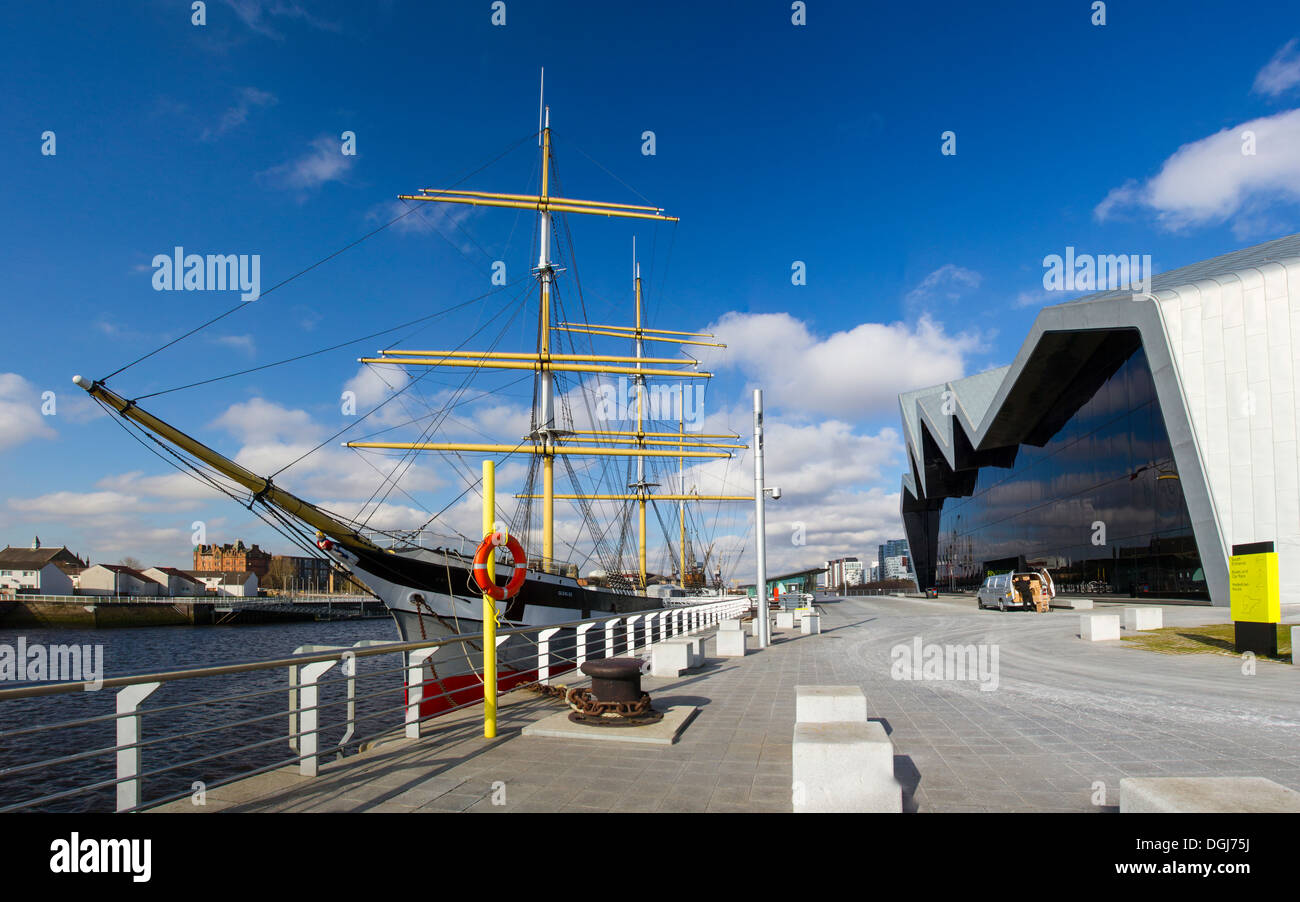 Parte posteriore del Glasgow Riverside Museum e la tall ship Glenlee ormeggiata in Clyde. Foto Stock