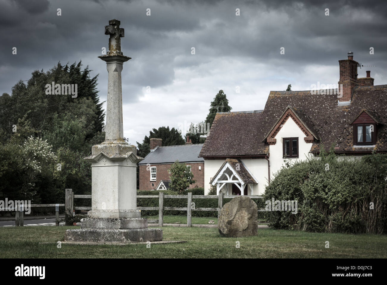 Il Memoriale di guerra nel villaggio di South Marston vicino a Swindon nel Wiltshire. Foto Stock