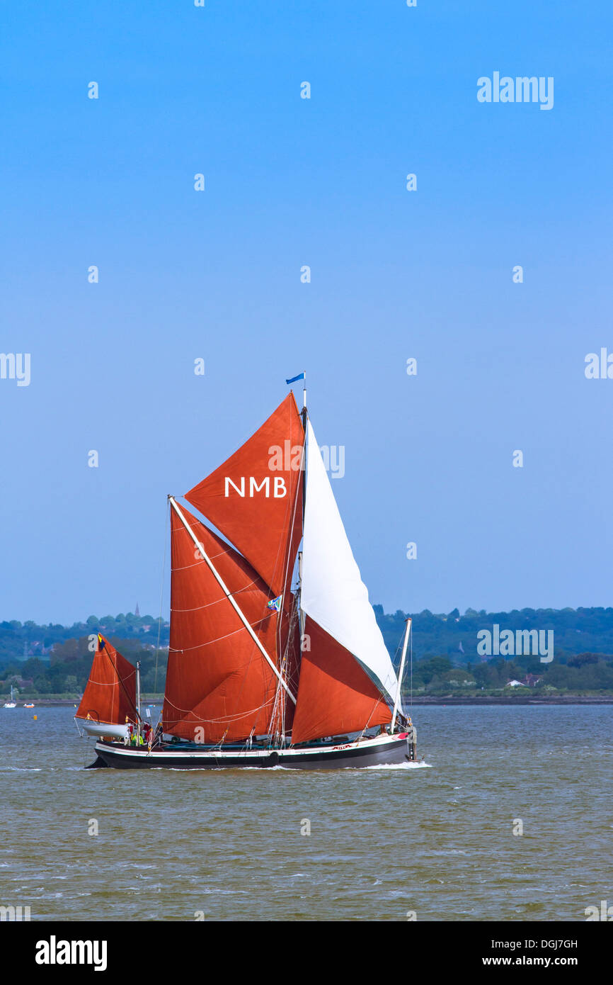 Thames chiatta a vela Alba sul fiume Blackwater. Foto Stock