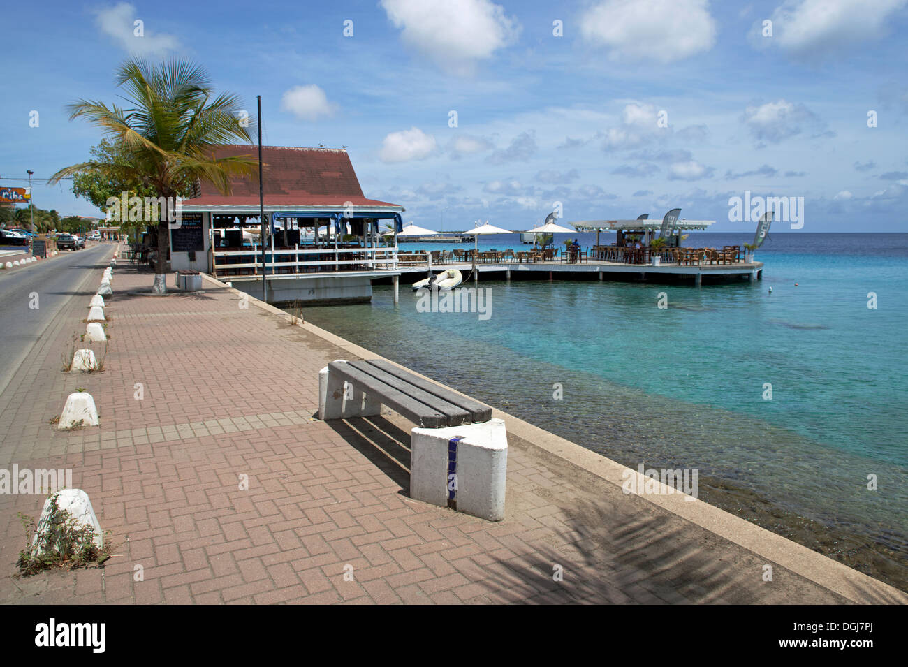 La vista lungo il lungomare in Kralendijk verso Karels Bar. Foto Stock
