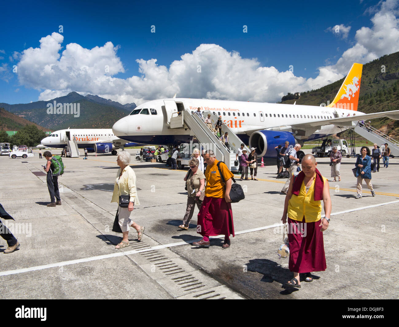 Il Bhutan, Paro Aeroporto internazionale di passeggeri sbarco Druk Air volo dal Nepal Foto Stock