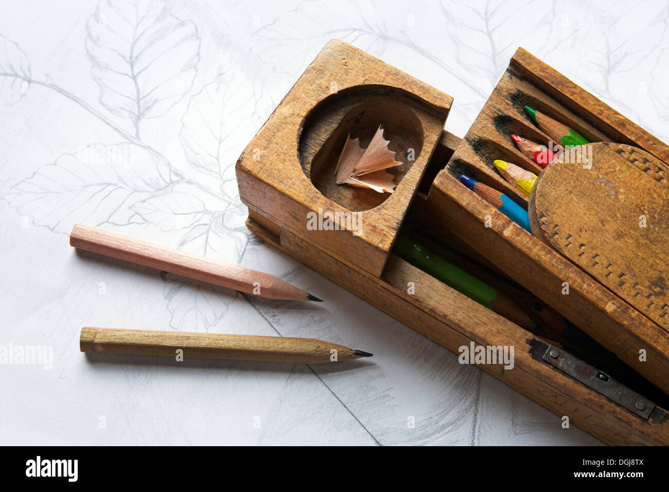 In legno realizzati a mano caso matita e matite. Foto Stock