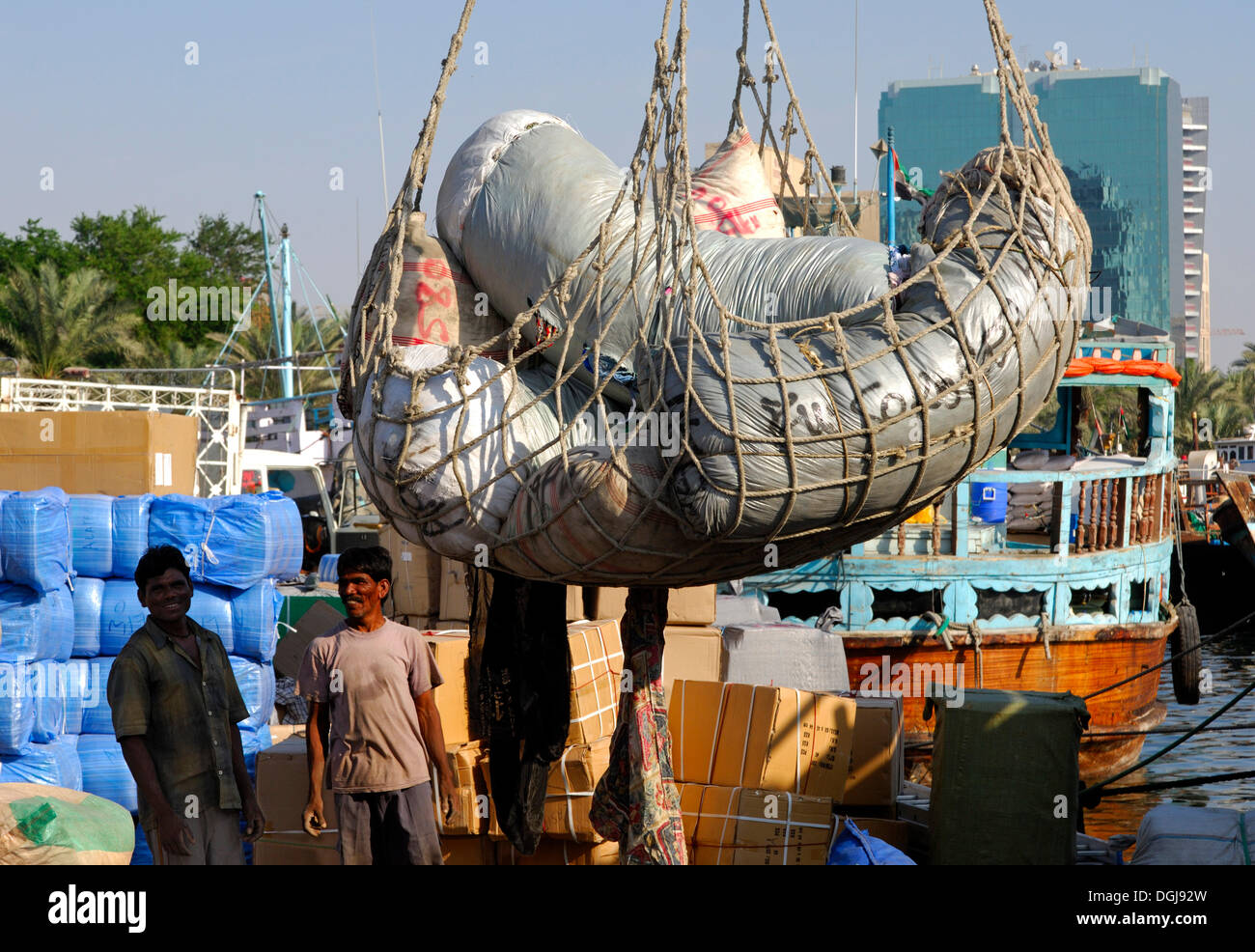 I lavoratori stranieri il caricamento di carico nel porto Dhow di Dubai, Emirati Arabi Uniti, Medio Oriente Foto Stock