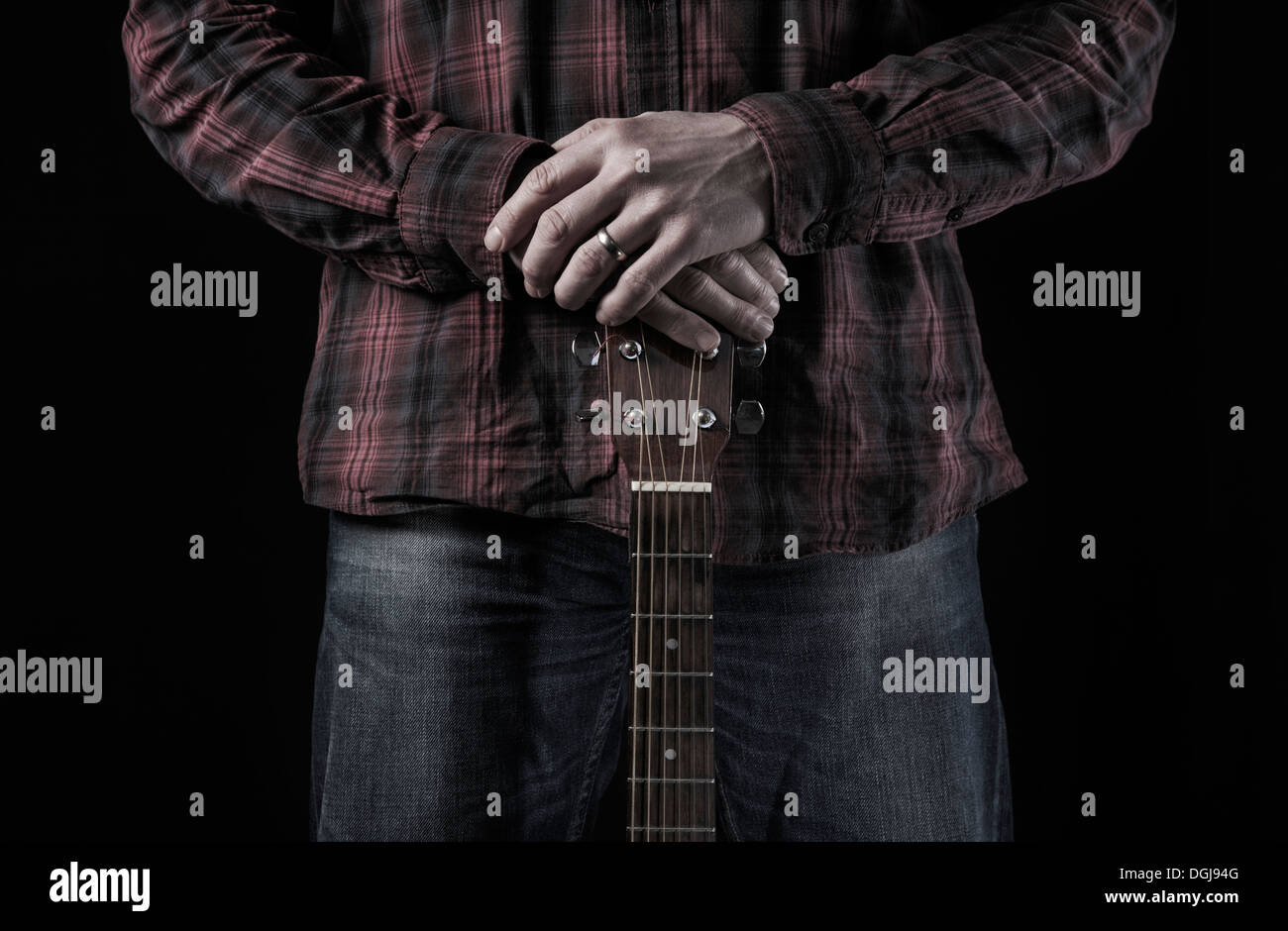 Un uomo con una chitarra acustica. Foto Stock