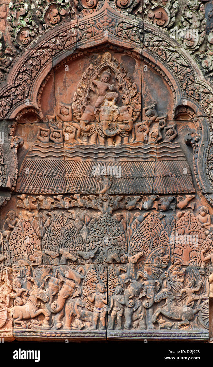 Indra, Dio del cielo, rilasciando la pioggia in un tentativo di estinguere il fuoco creato da Agni, parte dei bassorilievi di Foto Stock